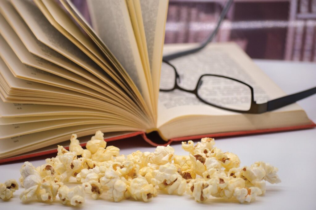 popcorn, snack, yummy, read, break, a book, leisure time, relaxation, corn, crisp, yellow, taste, meal, nutritious, comfortable, relax, glasses, to learn, cute, nibble, enjoyment, training, reading, reading material, printed product